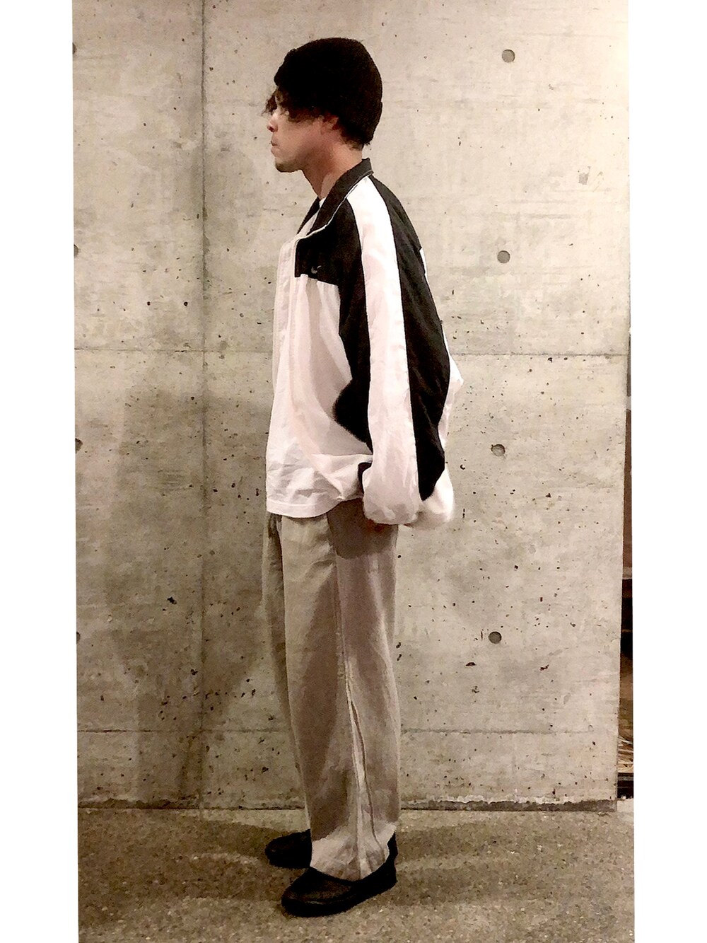 「秋のコーデ、ストリート、ストリートMIX、NIKE、XLARGE、THE NORTH FACE、古着、ナイロンジャケット」｜「NIKEの【ヴィンテージ古着】NIKE/ナイキ フルジップ ナイロンジャケット（ナイロンジャケット、ホワイト系）」を使った、tamaさん（メンズ・173cm）の秋コーディネートの3枚目の写真