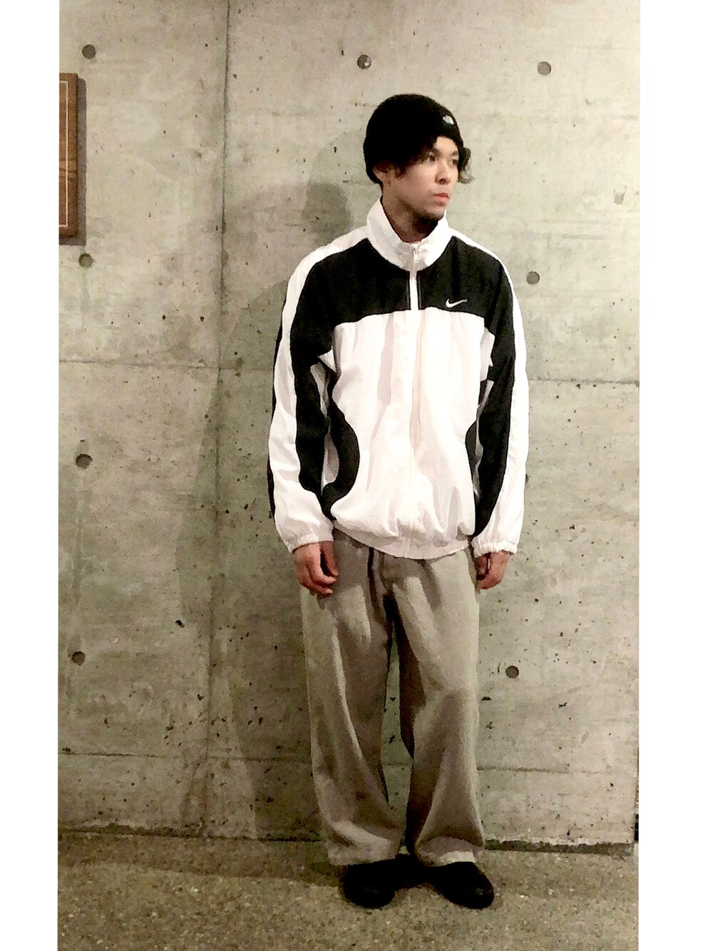 「秋のコーデ、ストリート、ストリートMIX、NIKE、XLARGE、THE NORTH FACE、古着、ナイロンジャケット」｜「NIKEの【ヴィンテージ古着】NIKE/ナイキ フルジップ ナイロンジャケット（ナイロンジャケット、ホワイト系）」を使った、tamaさん（メンズ・173cm）の秋コーディネートの2枚目の写真