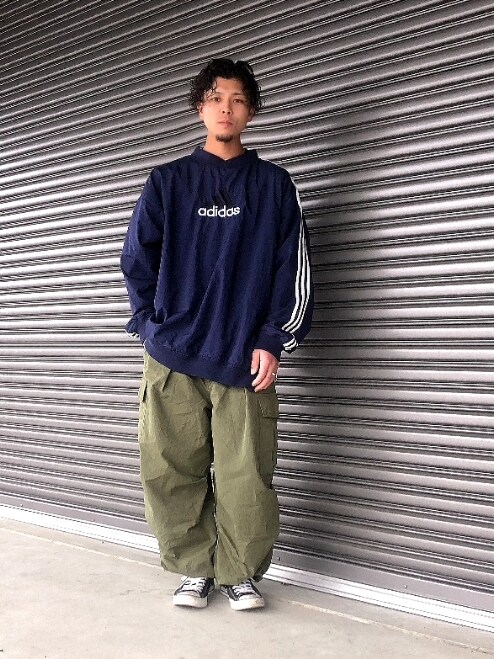 「今日のコーデ、ワイドシルエット、ナイロンジャケット、春コーデ、ストリート、楽チンコーデ、adidas、コンバース、古着」｜「adidasのアイテム（ブルゾン、ブルー系）」を使った、tamaさん（メンズ・173cm）の春コーディネートの3枚目の写真