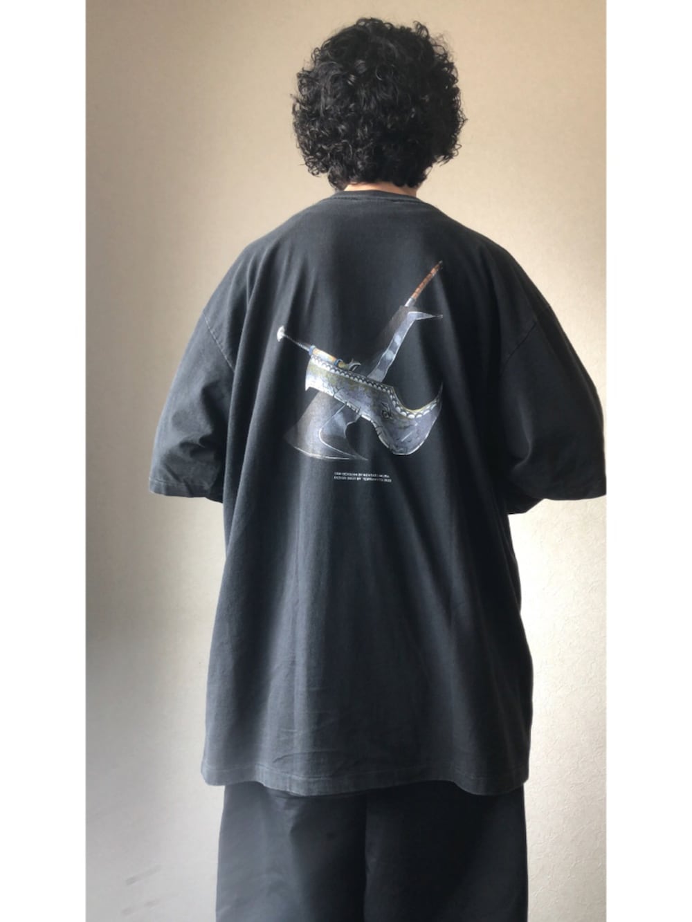 ブラック系のTシャツ/カットソーを着用したメンズの秋コーディネートの2枚目の写真