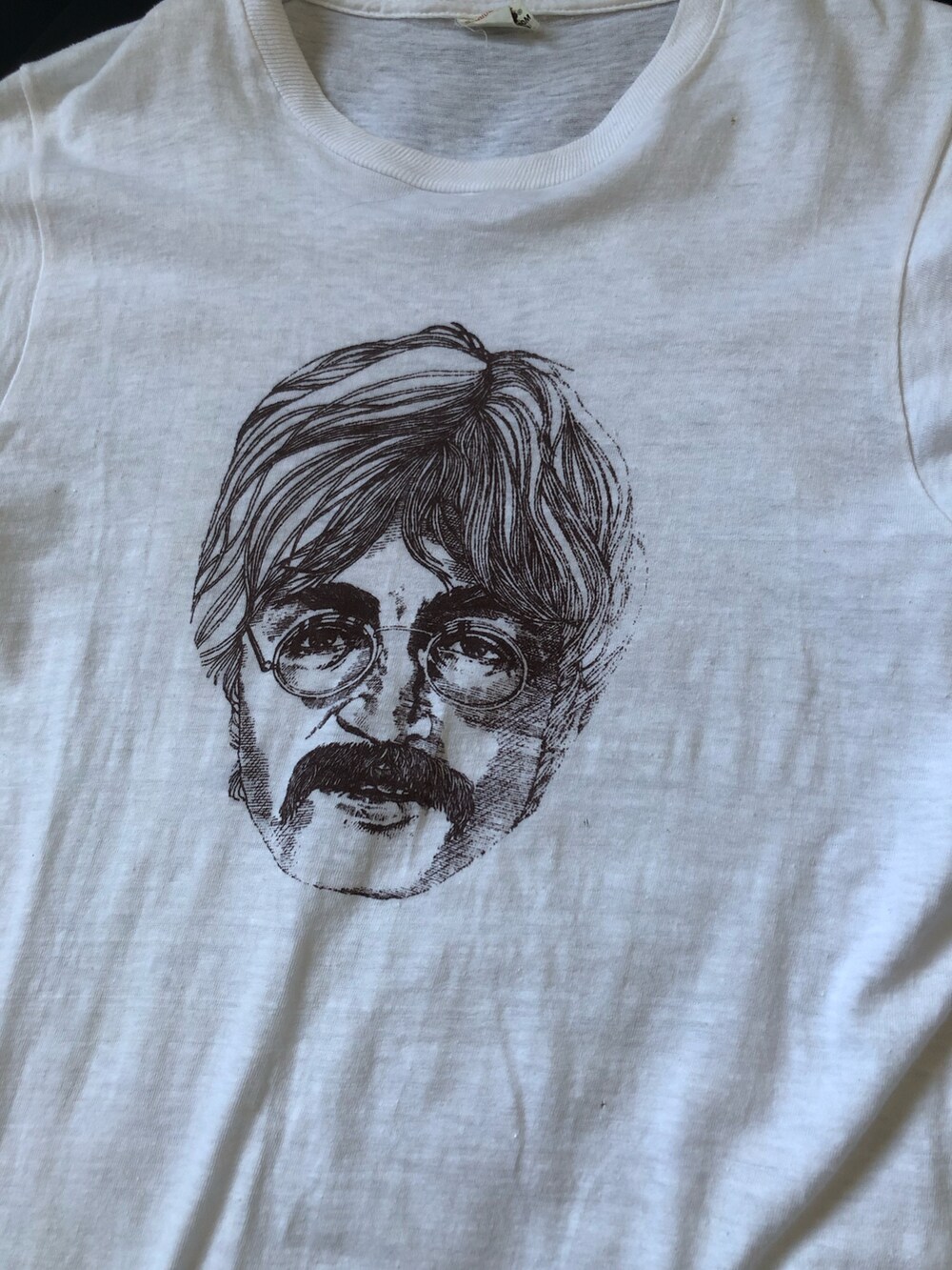 ホワイト系のTシャツ/カットソーを着用したメンズの秋コーディネートの2枚目の写真