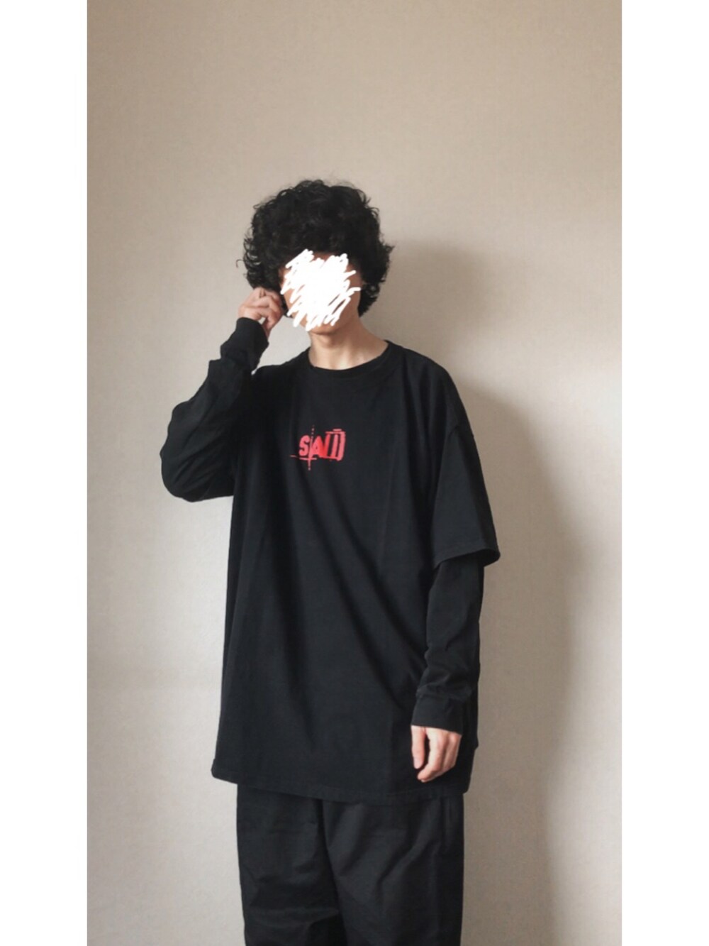 ブラック系のTシャツ/カットソーを着用したメンズの夏コーディネートの2枚目の写真