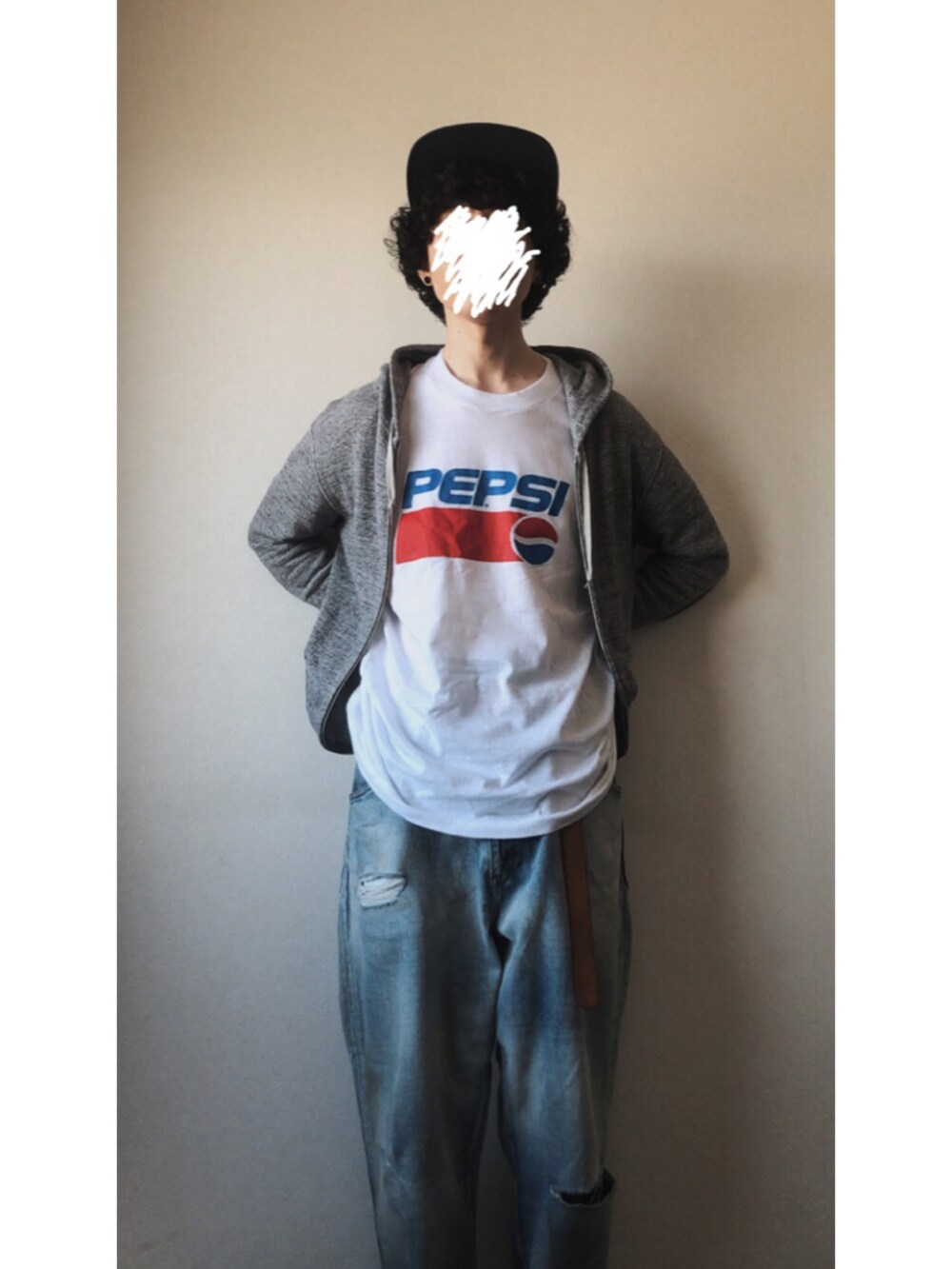 ホワイト系のTシャツ/カットソー、ブルー系のデニムパンツ、ブルー系のキャップを着用したメンズの春コーディネートの2枚目の写真