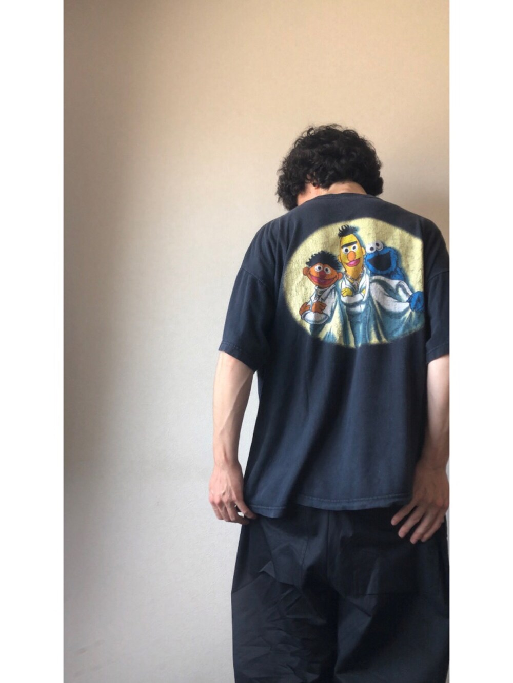 ブラック系のTシャツ/カットソー、ブルー系のキャップを着用したメンズの夏コーディネートの2枚目の写真