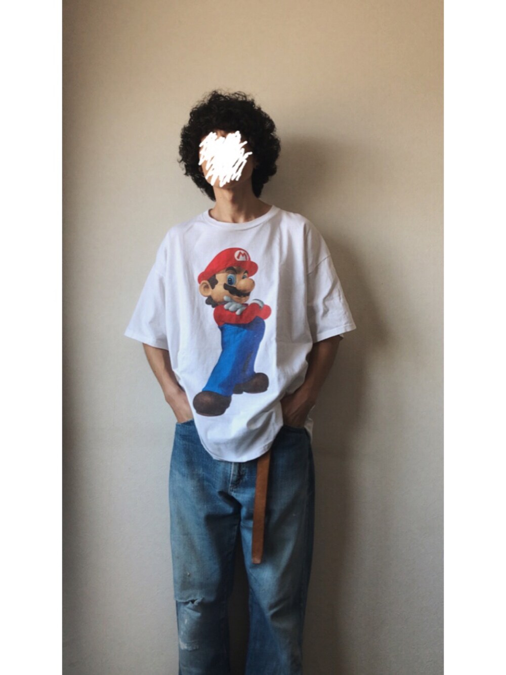 ホワイト系のTシャツ/カットソー、ブルー系のデニムパンツを着用したメンズの夏コーディネートの2枚目の写真