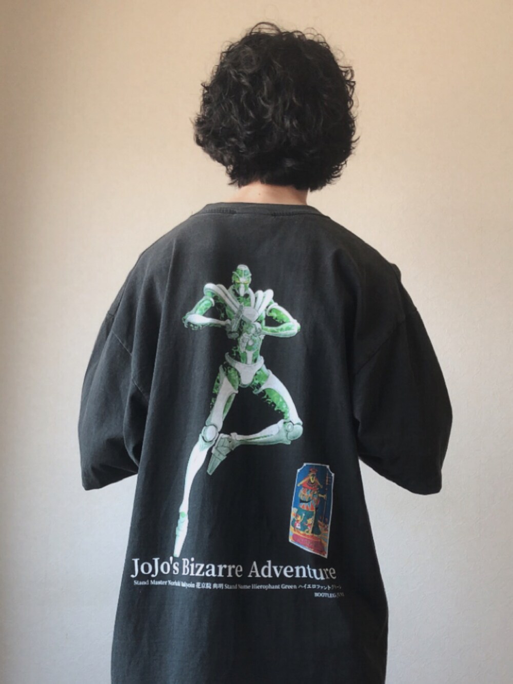 ブラック系のTシャツ/カットソーを着用したメンズの夏コーディネートの2枚目の写真