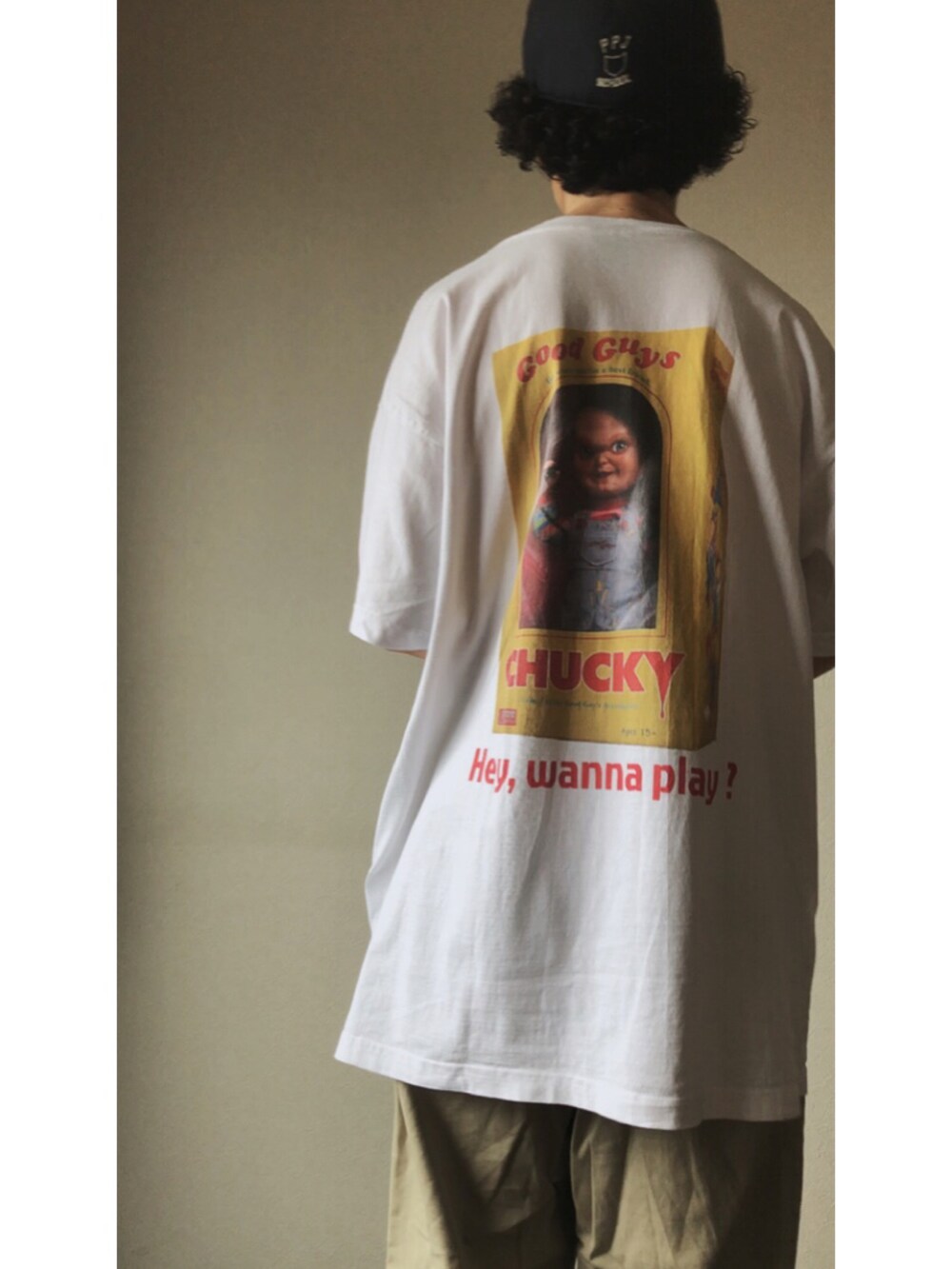 ホワイト系のTシャツ/カットソーを着用したメンズの夏コーディネートの2枚目の写真