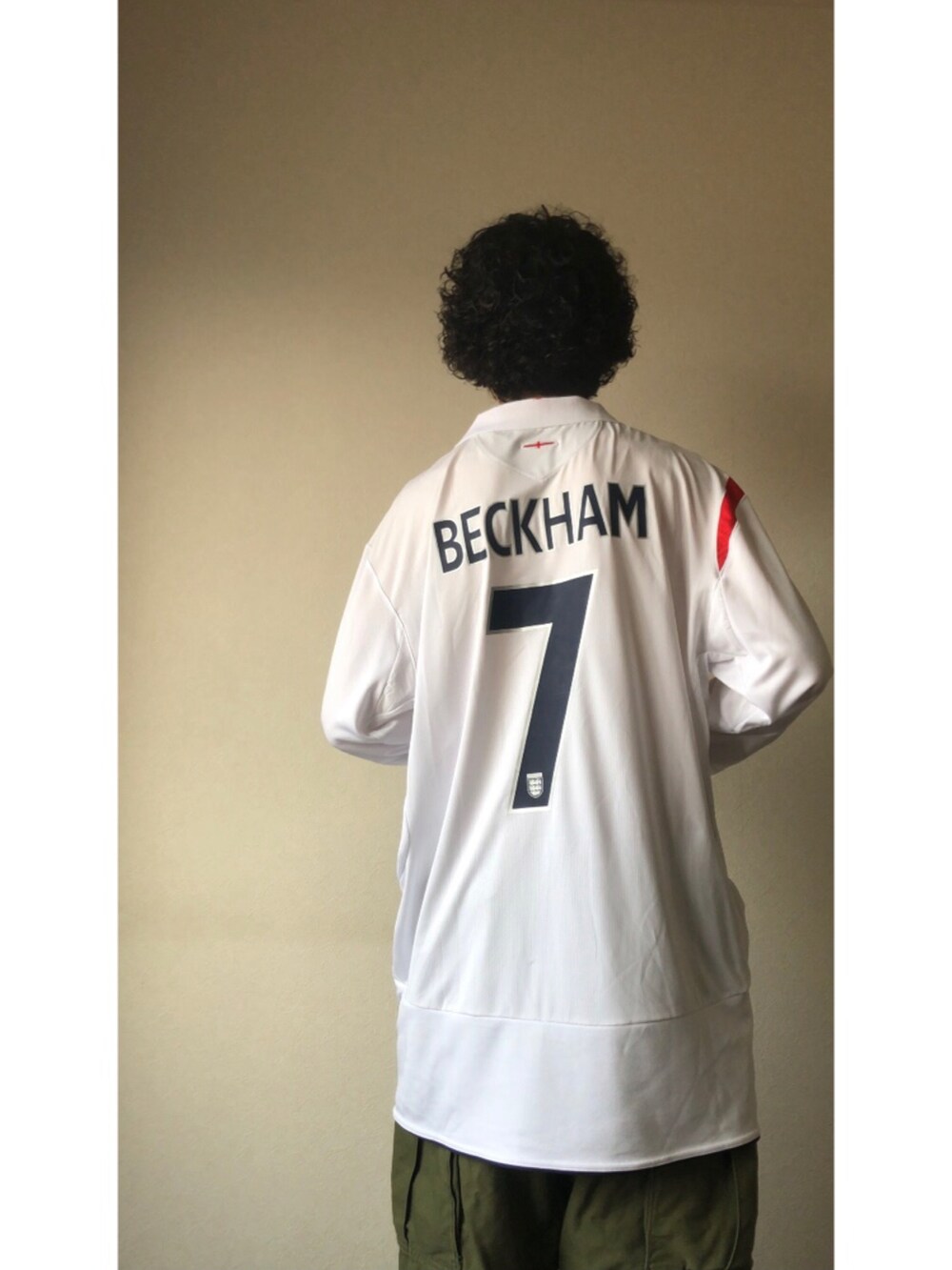 ホワイト系のTシャツ/カットソー、グリーン系のカーゴパンツを着用したメンズの秋コーディネートの2枚目の写真