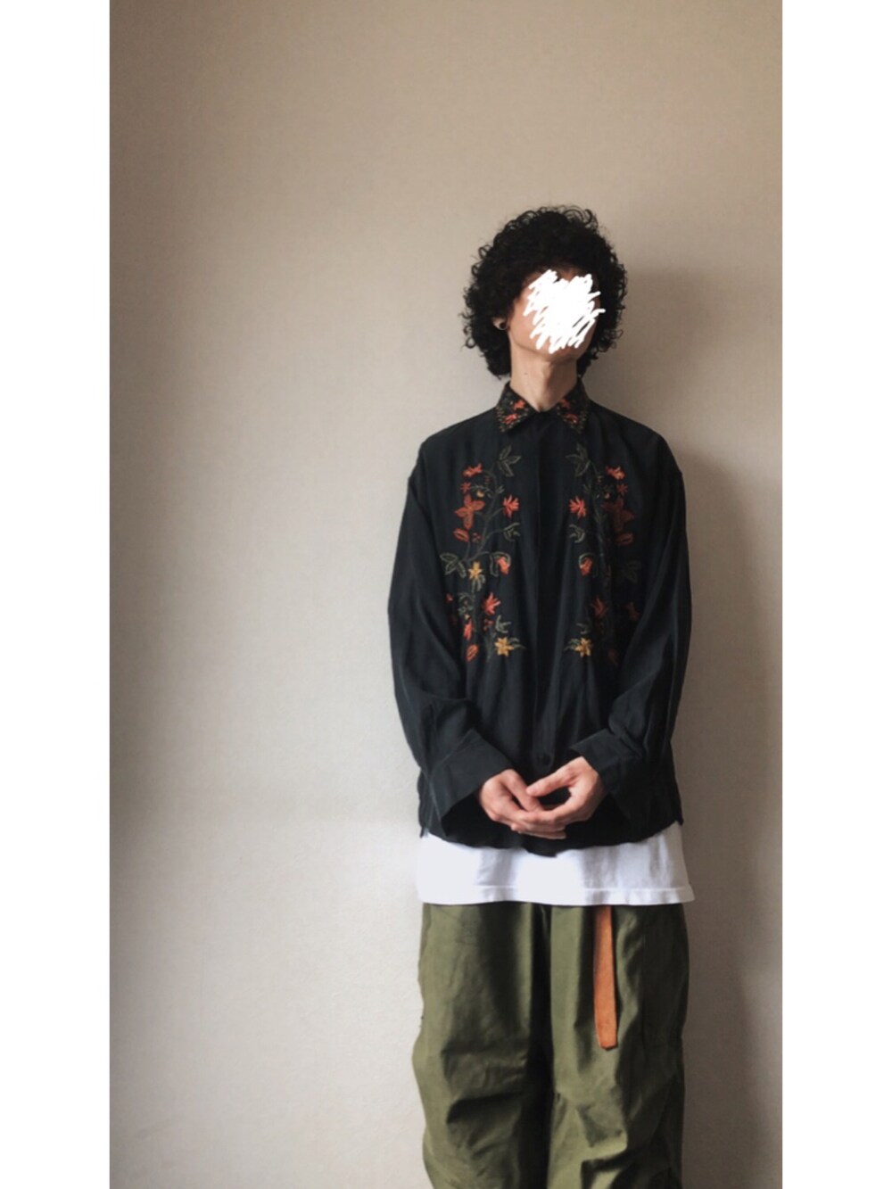 グリーン系のカーゴパンツ、ブラック系のシャツ/ブラウスを着用したメンズの秋コーディネートの2枚目の写真