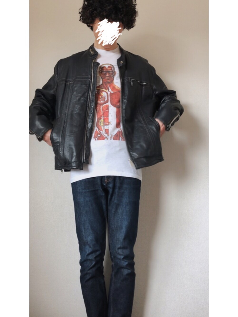 ホワイト系のTシャツ/カットソー、ブルー系のデニムパンツ、ブルー系のライダースジャケットを着用したメンズの秋コーディネートの2枚目の写真