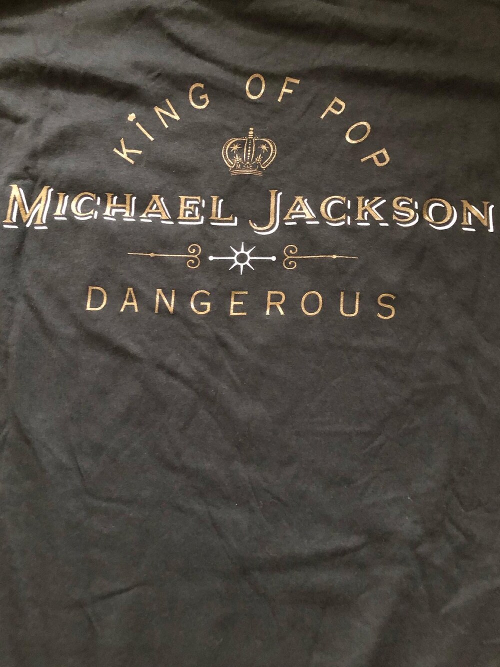 ブラック系のTシャツ/カットソー、ブルー系のセットアップを着用したメンズの夏コーディネートの2枚目の写真