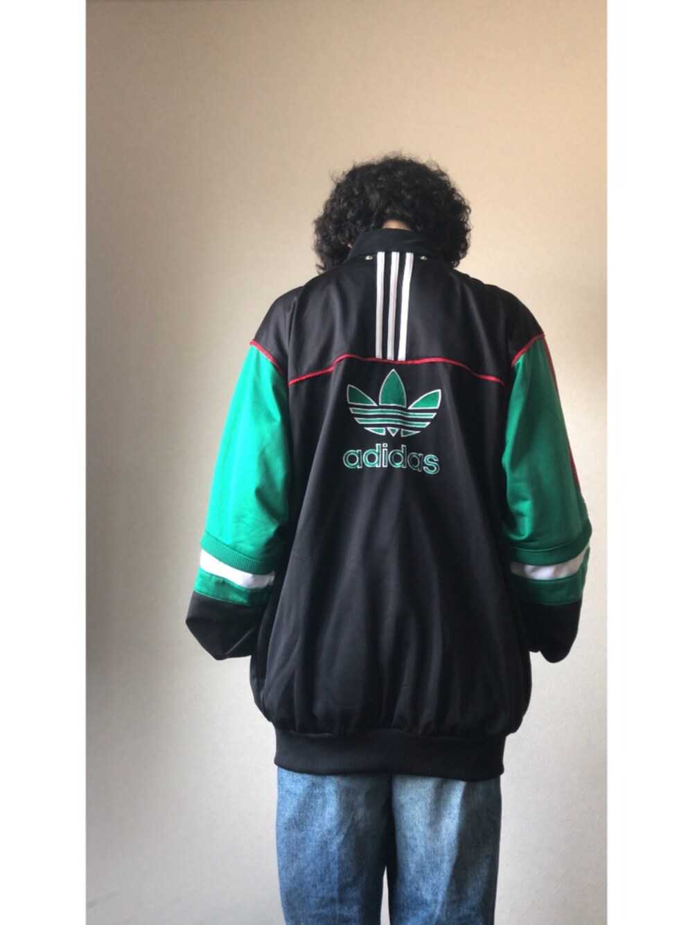 ブラック系のジャージを着用したメンズの秋コーディネートの2枚目の写真