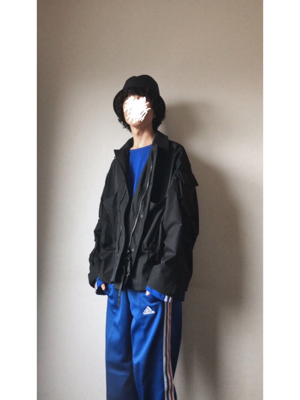 ブラック系のブルゾン、ブルー系のセットアップを着用したメンズの秋コーディネートの2枚目の写真