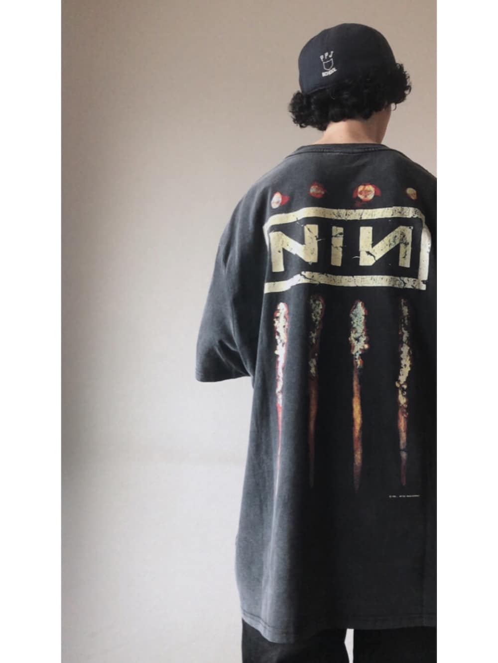 ブラック系のその他パンツ、ブルー系のキャップを着用したメンズの夏コーディネートの2枚目の写真