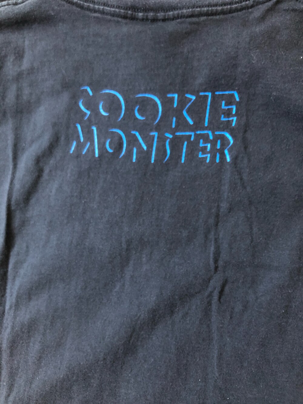 ブラック系のTシャツ/カットソーを着用したメンズの夏コーディネートの2枚目の写真