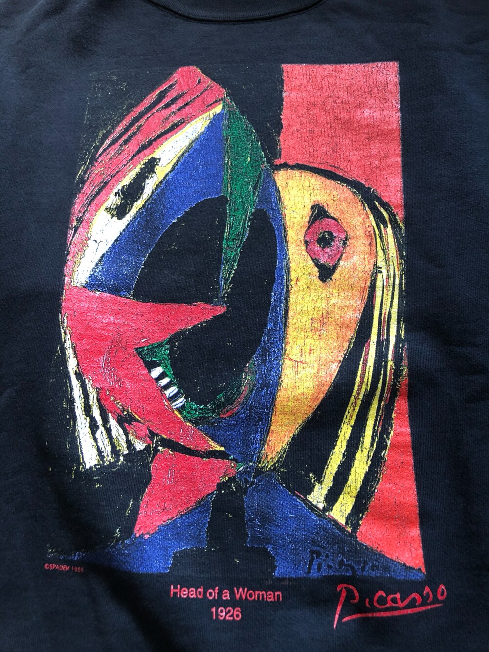 ブラック系のスウェット、ブラウン系のキャップを着用したメンズの冬コーディネートの2枚目の写真