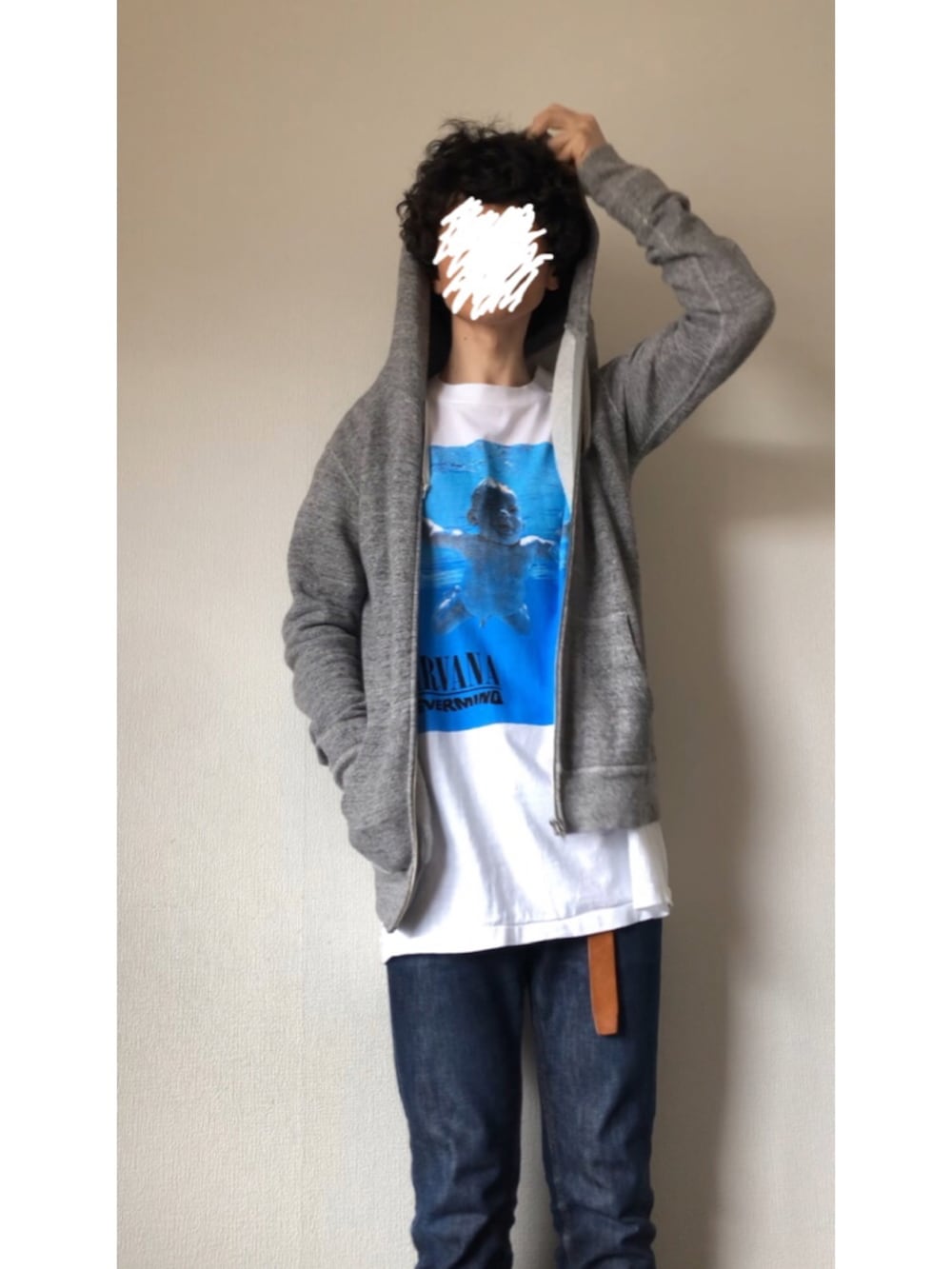 ブルー系のデニムパンツを着用したメンズの春コーディネートの2枚目の写真