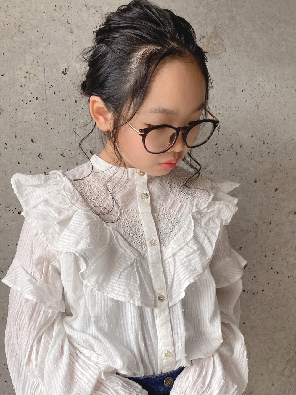 「レースブラウス、ブラウス、ブラウス×デニム、デニム、カンフーシューズ、春コーデ、キッズコーデ、ショルダーバッグ」｜「CIAOPANIC TYPYの【KIDS】indiaレースブラウス（シャツ/ブラウス、ホワイト系）」を使った、sacoさん（キッズ・131cm）の春コーディネートの2枚目の写真