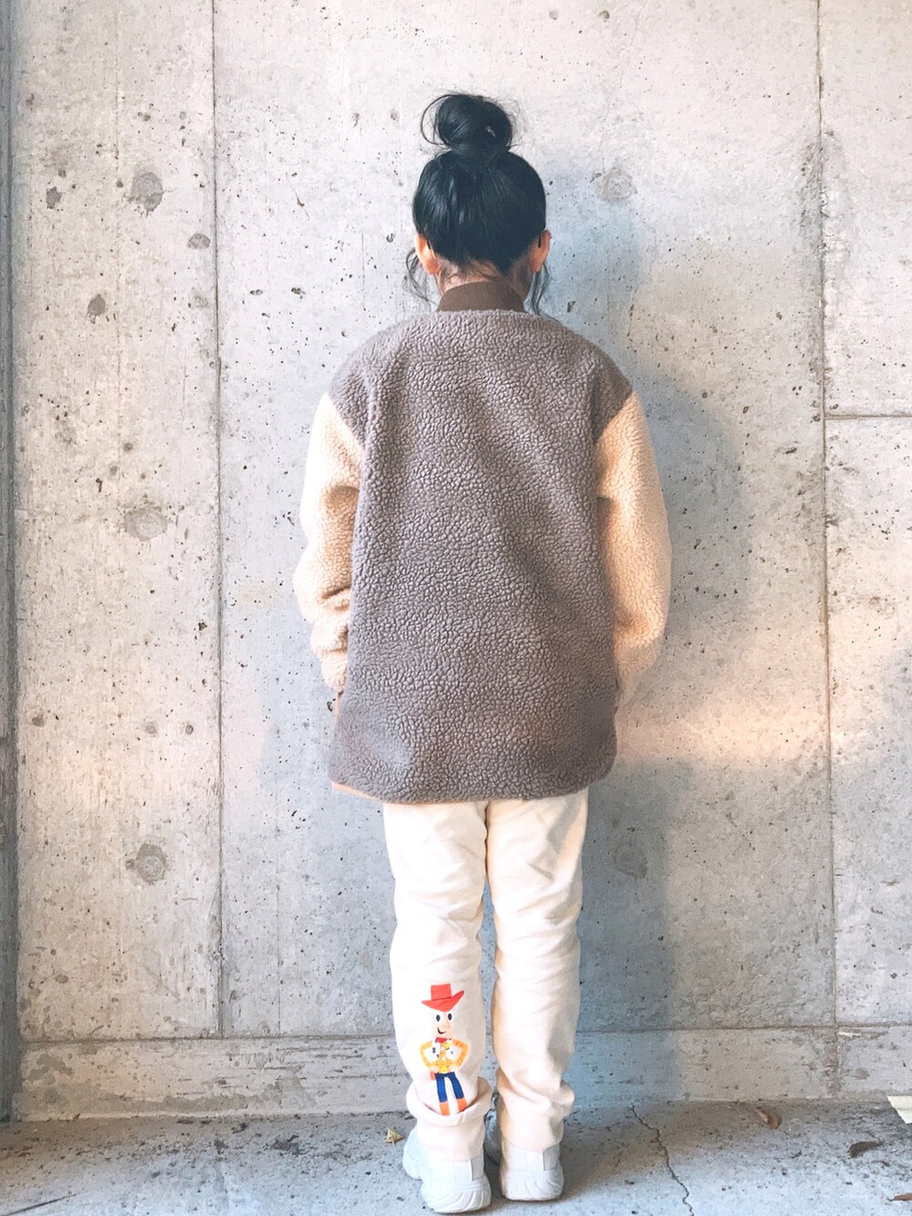 「toystory、キャラクター、キャラクターパンツ、スウェットパンツ、ボアジャケット」｜「Disneyの【KIDS】【TOY STORY】キャラクタースウェットパンツ（スウェットパンツ、ホワイト系）」を使った、sacoさん（キッズ・131cm）の冬コーディネートの2枚目の写真