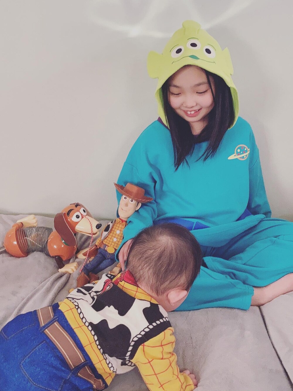 「ルームウェア、toystory、トイストーリー、キッズコーデ、キャラクター、おうちファッション」｜「Disneyの【KIDS】【TOY STORY】なりきりルームウェア（ルームウェア/パジャマ、ブルー系）」を使った、sacoさん（キッズ・131cm）の冬コーディネートの3枚目の写真