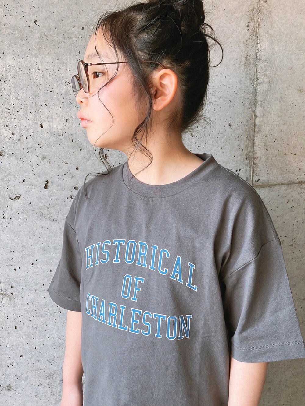 「USAコットン、Tシャツ、デニムパンツ、ショートパンツ、デニムショートパンツ、スニーカー、キッズコーデ、コンバース」｜「CIAOPANIC TYPYの【KIDS】【TYPY DENIM】フリンジデニムショートパンツ（デニムパンツ、ブルー系）」を使った、sacoさん（キッズ・131cm）の春コーディネートの2枚目の写真