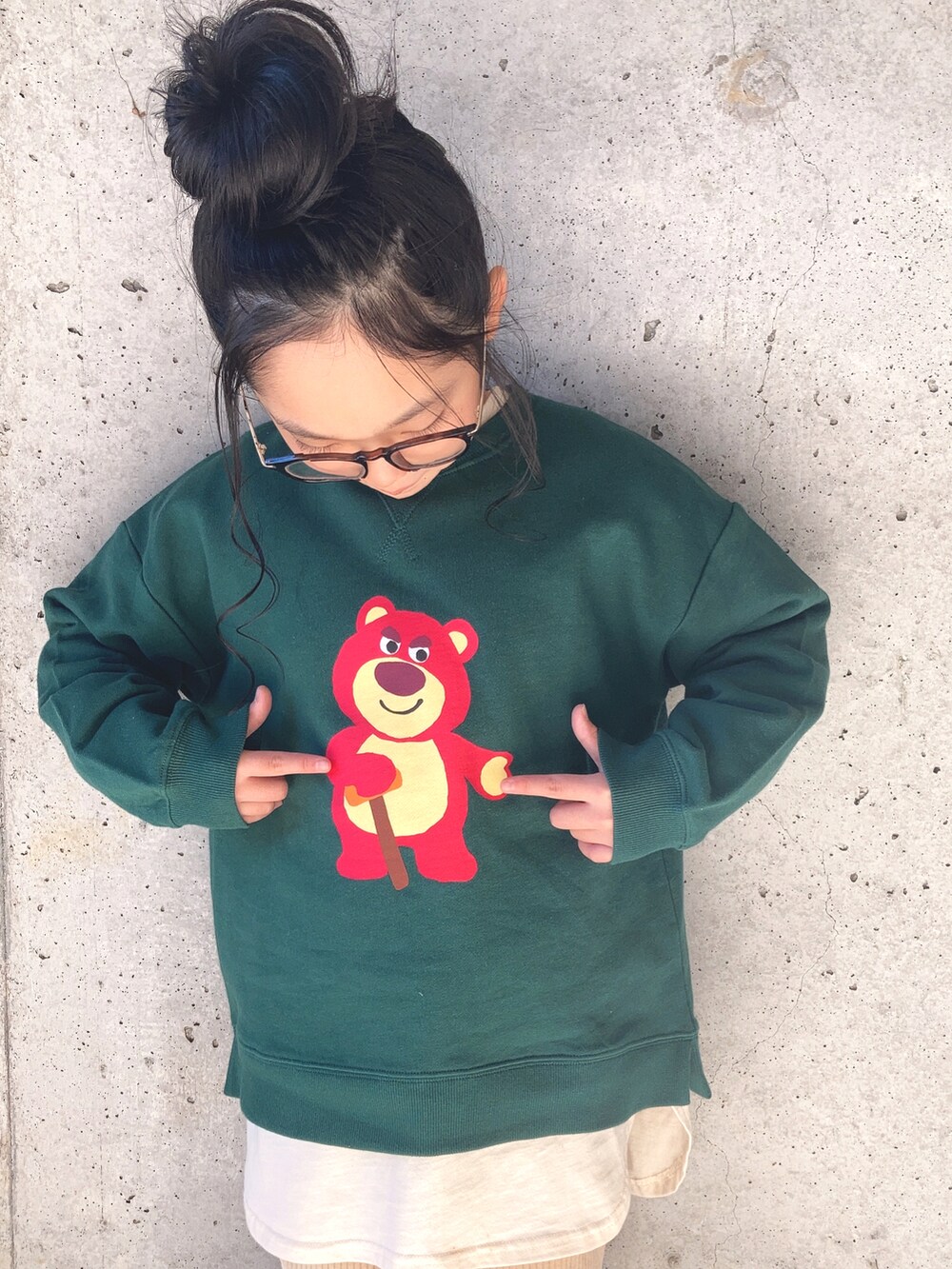 ベージュ系のその他パンツ、ブラウン系のスウェットを着用したキッズの冬コーディネートの2枚目の写真