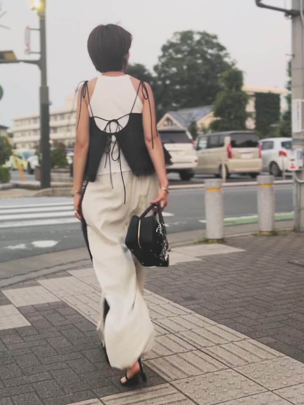 「モノトーンコーデ、レイヤードスタイル、タンクトップ、ラインパンツ、シャカパン、サンダル、トングサンダル、ビスチェ」｜「MAISON SPECIALのFloating Jacquard Camisole Tops/フクレジャガードキャミトップ【MAISON SPECIAL/メゾンスペシャル】■セットアップ対応■（シャツ/ブラウス、ブラック系）」を使った、おまゆさん（レディース・154cm）の夏コーディネートの3枚目の写真