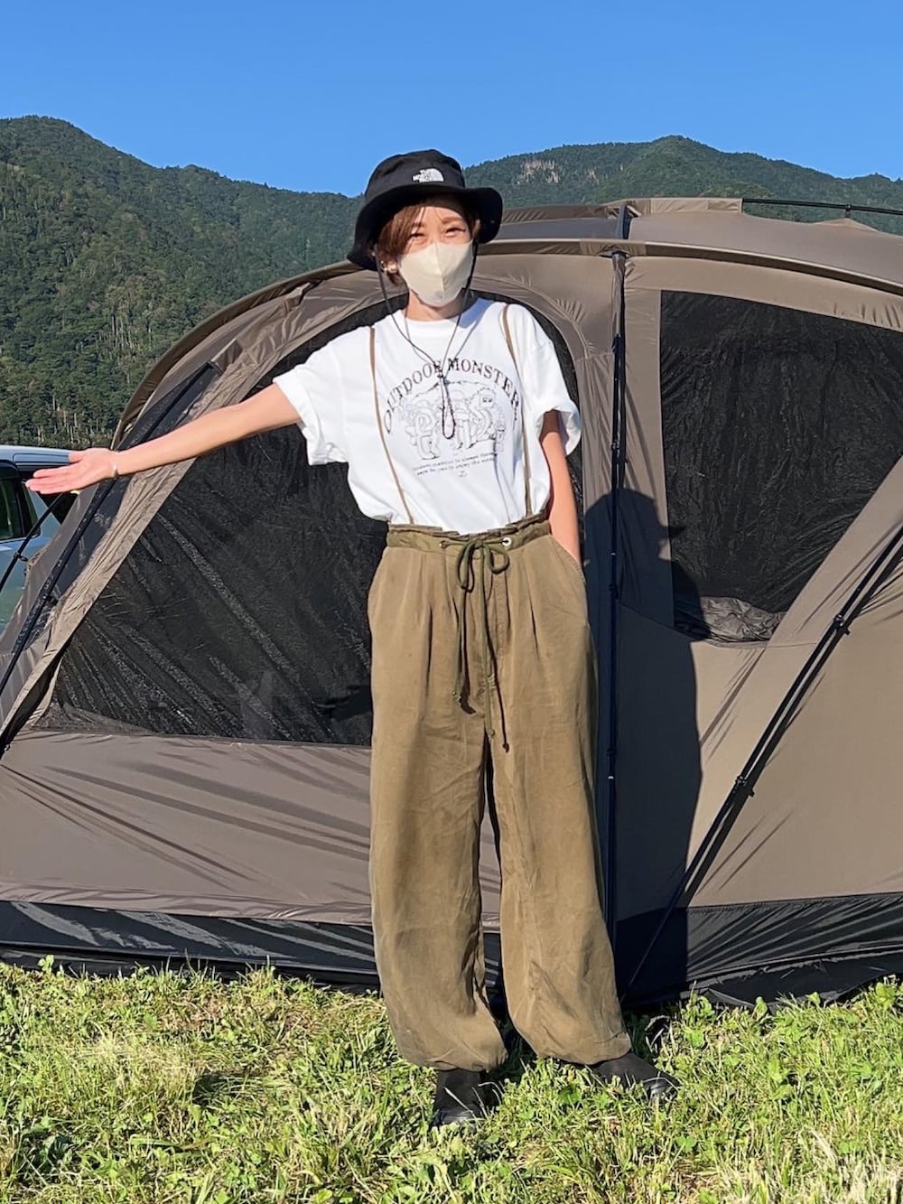 「秋のコーデ、キャンプ、キャンプスタイル、キャンプコーデ、アウトドアスタイル、チェルシーブーツ、keen、アウトドアモンスター」｜「THE NORTH FACEのザ・ノース・フェイス アウトドアナイロンハット / ブリマーハット（ハット、ブラック系）」を使った、おまゆさん（レディース・154cm）の秋コーディネートの2枚目の写真