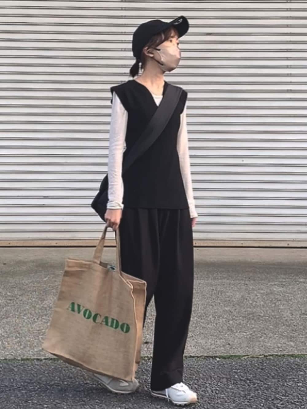 ブラック系のその他トップス、ホワイト系のTシャツ/カットソー、グリーン系のトートバッグを着用したレディースの春コーディネートの2枚目の写真