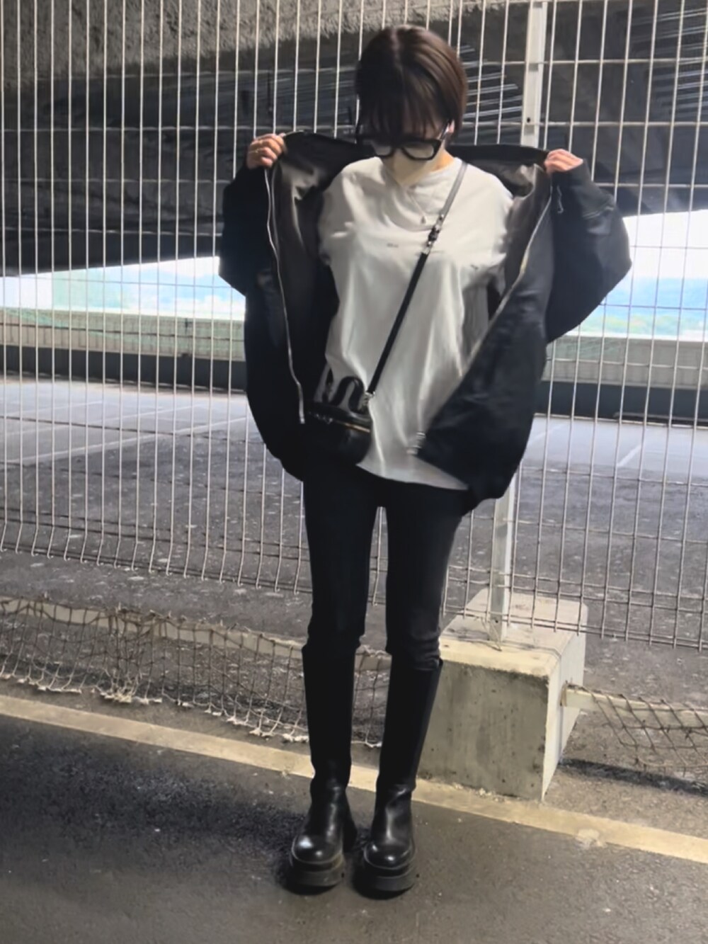 「MA-1、notch.、モノトーンコーデ、モノトーン、メガネ女子、ロングブーツ、ルーズシルエット、黒スキニー、低身長」｜「notch.のルーズシルエット　ＭＡ−１（MA-1、ブラック系）」を使った、おまゆさん（レディース・154cm）の秋コーディネートの3枚目の写真