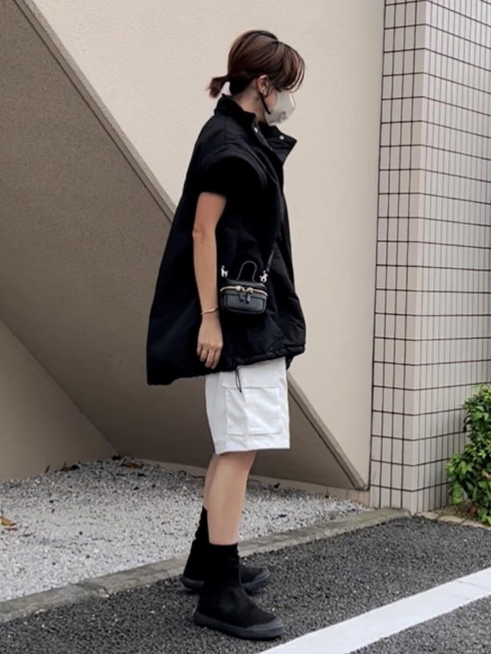 「休日コーデ、カジュアルコーデ、モノトーン、低身長コーデ、低身長女子、ハーフパンツ、ベストコーデ、ベスト、ブーツ」｜「notch.の2WAYバルーンスタンドブルゾン（ダウンジャケット/コート、ブラック系）」を使った、おまゆさん（レディース・154cm）の秋コーディネートの2枚目の写真