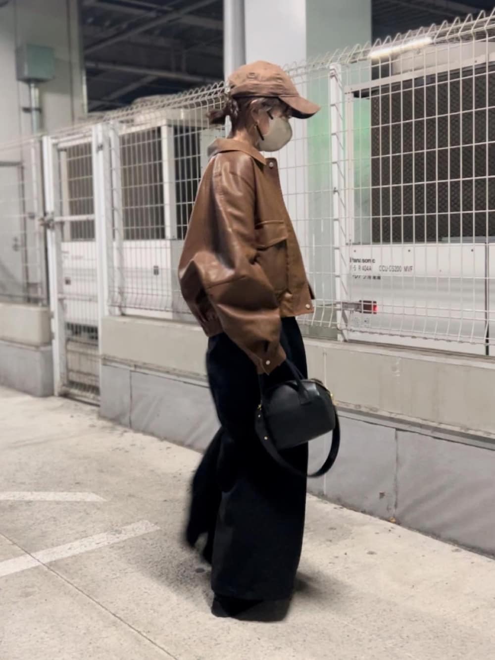 ブラウン系のブルゾン、ブラック系のボストンバッグ、ブラック系のその他パンツを着用したレディースの秋コーディネートの3枚目の写真