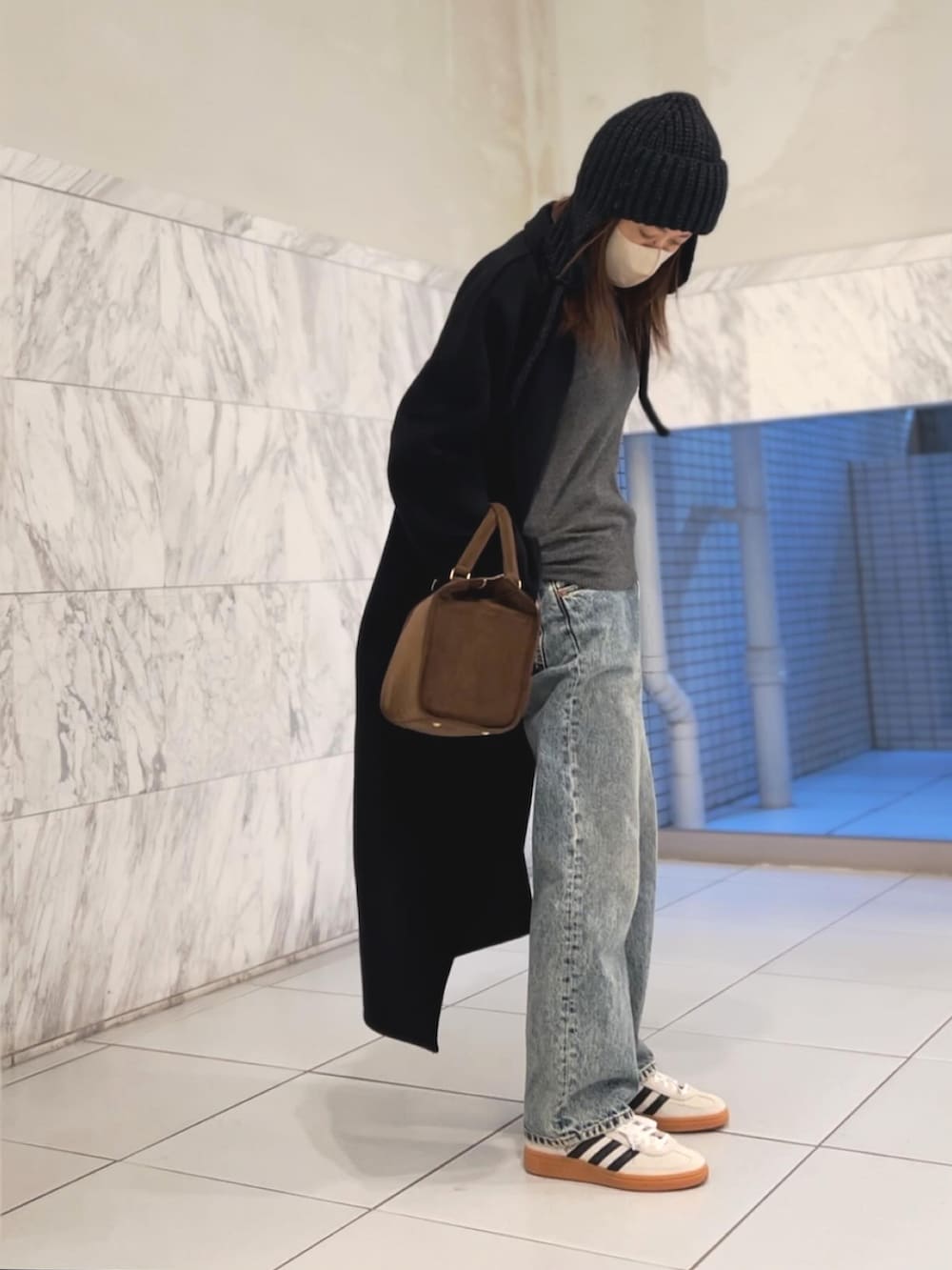 「ニット帽、オトナカジュアル、ロングコート、ボストンバッグ、ch!iiibag、adidas、adidas spezial」｜「LAULENのrib knit flight cap（ニットキャップ/ビーニー、グレー系）」を使った、おまゆさん（レディース・154cm）の冬コーディネートの2枚目の写真