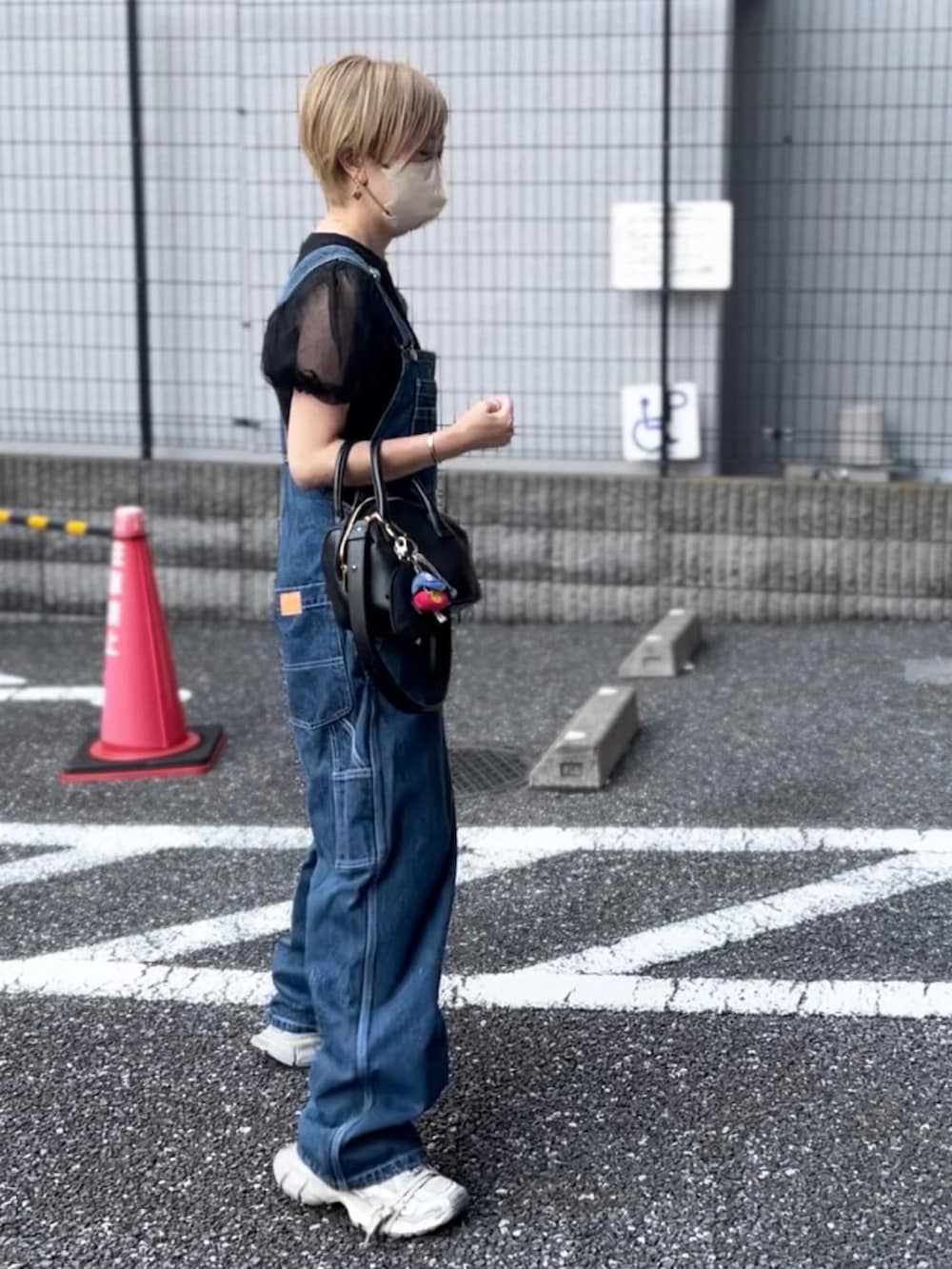 「サロペット、オーバーオール、カジュアル、低身長コーデ、ショートヘア」｜「CLANEのCLANE TULLE VEST LAYERED　TOPS（Tシャツ/カットソー、ブラック系）」を使った、おまゆさん（骨格ウェーブ・レディース・154cm）の夏コーディネートの2枚目の写真