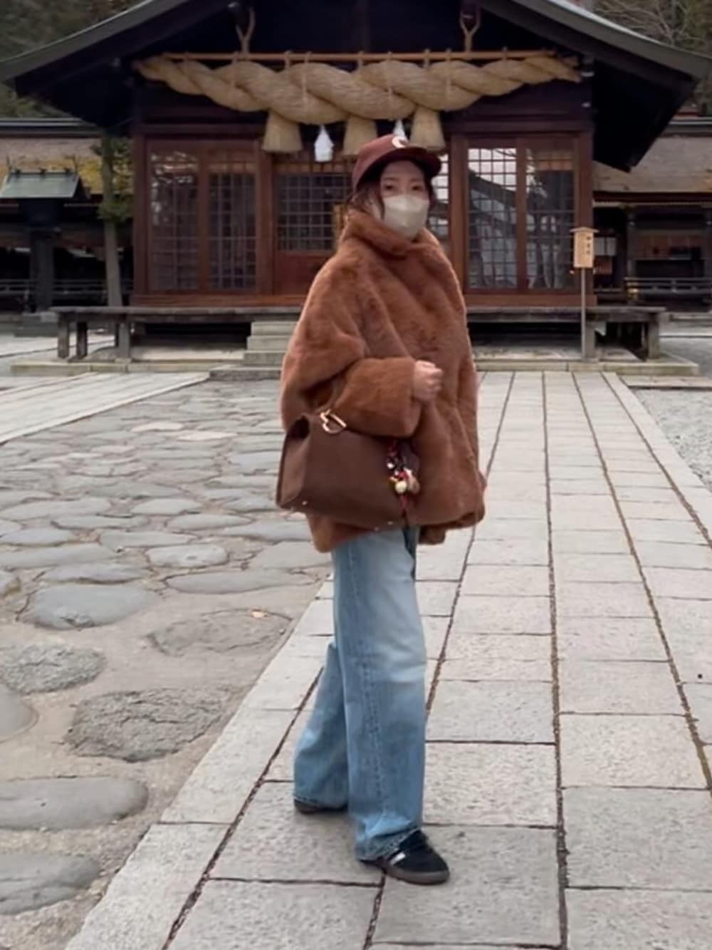 「ファーコート、ブラウン、ブラウンコーデ、キャップ、ボストンバッグ、SPEZIAL、adidas、adidas spezial、ジーンズ、ゆるコーデ、休日スタイル」｜「RIM.ARKのDolman fake fur coat（チェスターコート、ベージュ系）」を使った、おまゆさん（骨格ウェーブ・レディース・154cm）の冬コーディネートの2枚目の写真