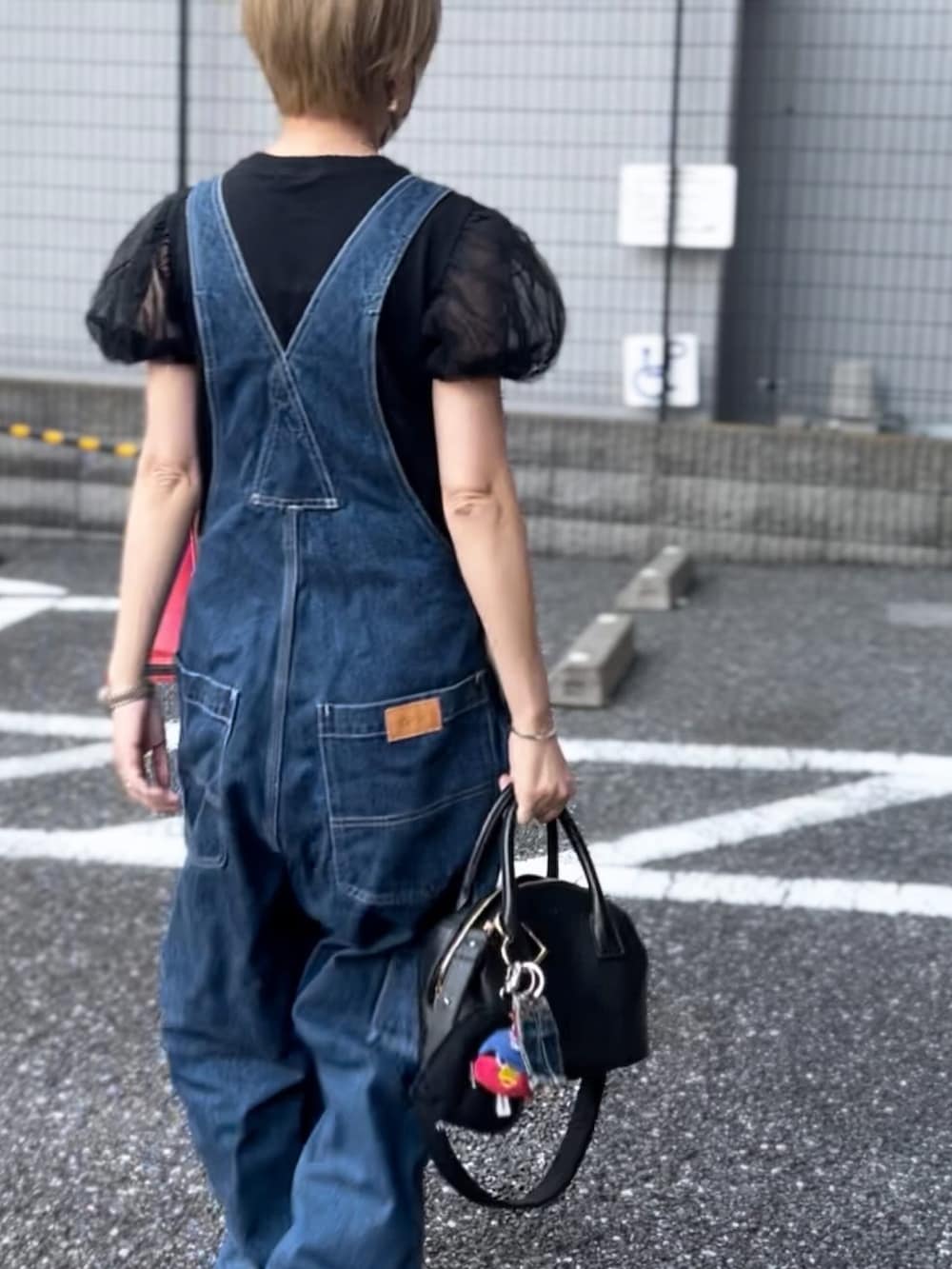 「サロペット、オーバーオール、カジュアル、低身長コーデ、ショートヘア」｜「CLANEのCLANE TULLE VEST LAYERED　TOPS（Tシャツ/カットソー、ブラック系）」を使った、おまゆさん（骨格ウェーブ・レディース・154cm）の夏コーディネートの3枚目の写真