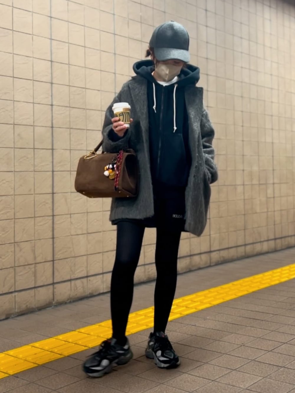 「カジュアル、カジュアルコーデ、シャギーコート、セットアップ、モノトーンコーデ、キャップ、パーカー、ミニスカート、New Balance」｜「ZARAのアイテム（キャップ、グレー系）」を使った、おまゆさん（レディース・154cm）の冬コーディネートの3枚目の写真