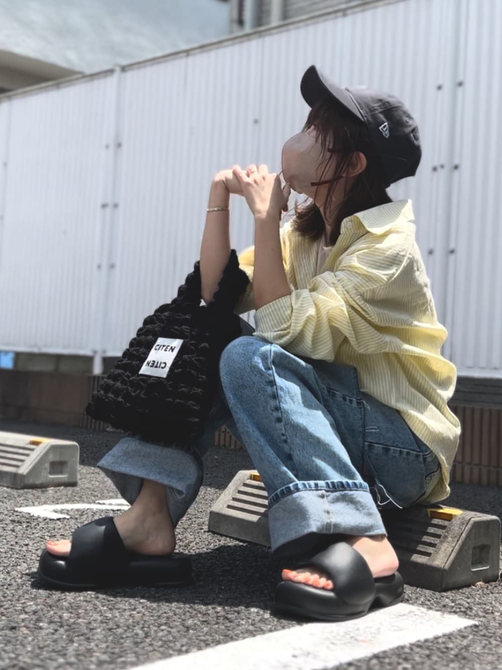 「カジュアル、ストライプシャツ、スラッシュデニム、ダメージデニムパンツ、キャップ、ミニトート、トートバッグ、厚底サンダル、低身長コーデ、低身長」｜「NEW ERAの【NEW ERA】ニューエラ キャップ 9TWENTY MINI LOGO MLB ニューヨークヤンキース 帽子（キャップ、グレー系）」を使った、おまゆさん（レディース・154cm）の春コーディネートの2枚目の写真