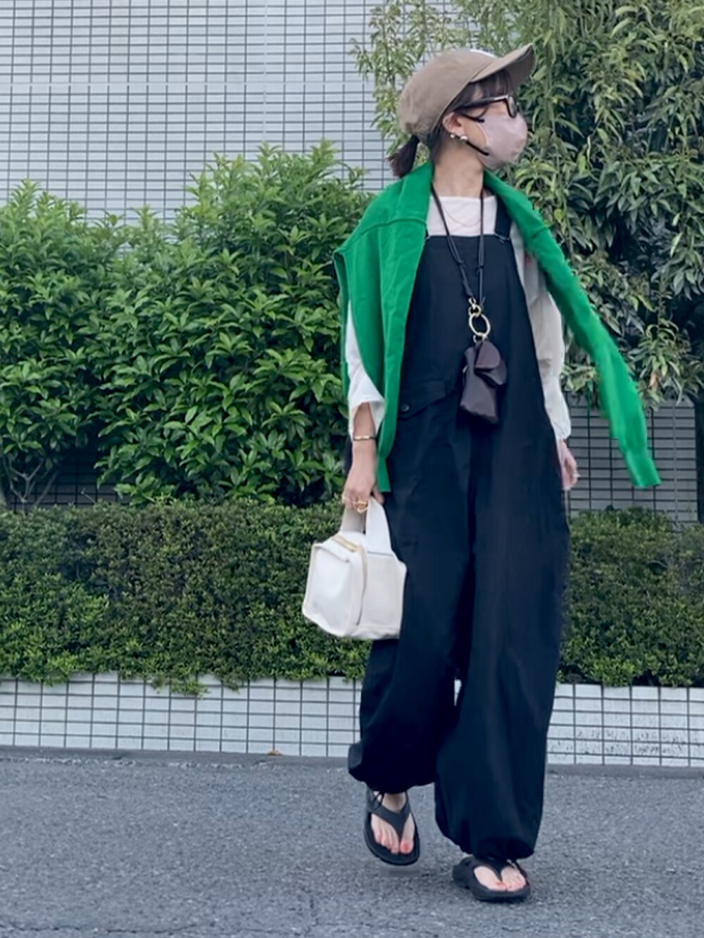 「ごきげんウィーク、休日スタイル、オトナカジュアル、ラクチンコーデ、ラフ、サロペット、オーバーオール、キャップ、カーディガン、グリーン、oofos、サンダル、低身長」|「NEW ERAの【NEW ERA】9THIRTY イージースナップ 神山 まりあ パッカブル M(キャップ、ベージュ系)」を使った、おまゆさん(レディース・154cm)の春コーディネートの3枚目の写真