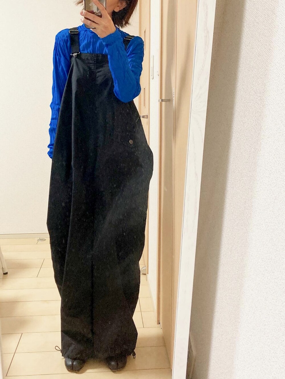 「大人カジュアル、ブルー、サロペット、カチューシャ、足袋バレエ、春コーデ、低身長コーデ、バレエシューズ、ブルー×ブラック、カラーパレット、カラーコーデ」｜「Auntie Rosa Holidayのシアーインナータートル（Tシャツ/カットソー、ブルー系）」を使った、おまゆさん（レディース・154cm）の冬コーディネートの2枚目の写真