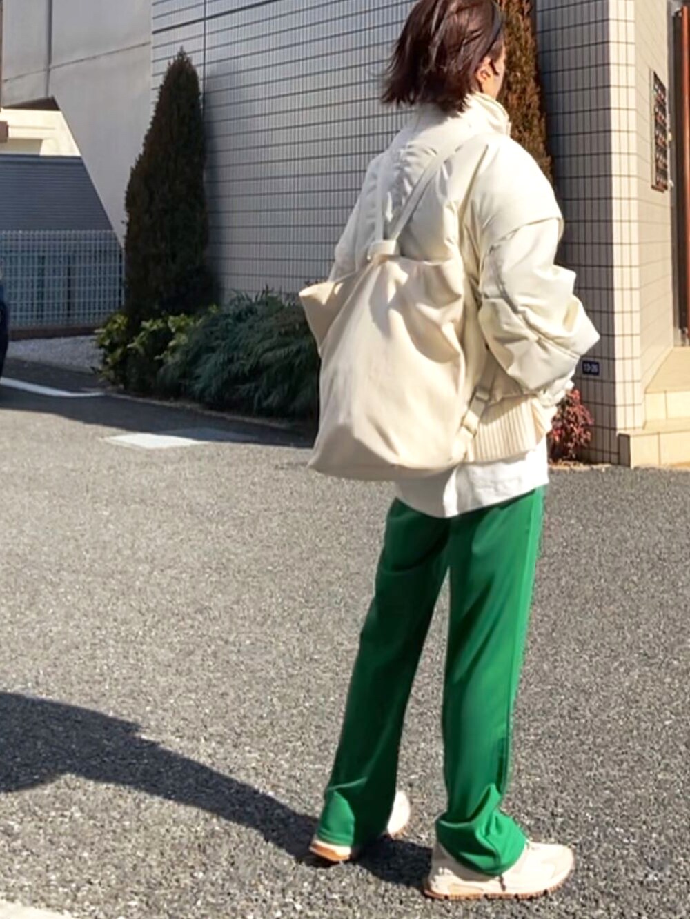 「カジュアルコーデ、ダウンジャケット、グリーン、グリーンコーデ、カラーパレット、白スニーカー、レイヤードスタイル、New Balance、カラーパンツ、緑、低身長コーデ」｜「notch.のスタンド中綿ショートブルゾン（ブルゾン、ホワイト系）」を使った、おまゆさん（レディース・154cm）の冬コーディネートの3枚目の写真