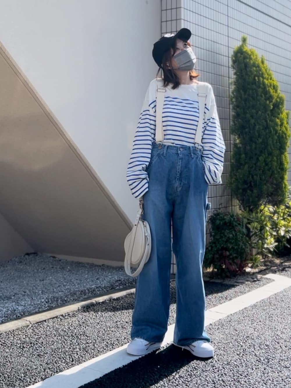 「#春コーデ、春服みてみて、低身長、カジュアルコーデ、サスペンダー、サスペンダーパンツ、ペインターパンツ、キャップ、ボーダートップス、ボーダー」｜「notch.のBIGパネルボーダーバスクシャツ（Tシャツ/カットソー、ブルー系）」を使った、おまゆさん（レディース・154cm）の春コーディネートの2枚目の写真
