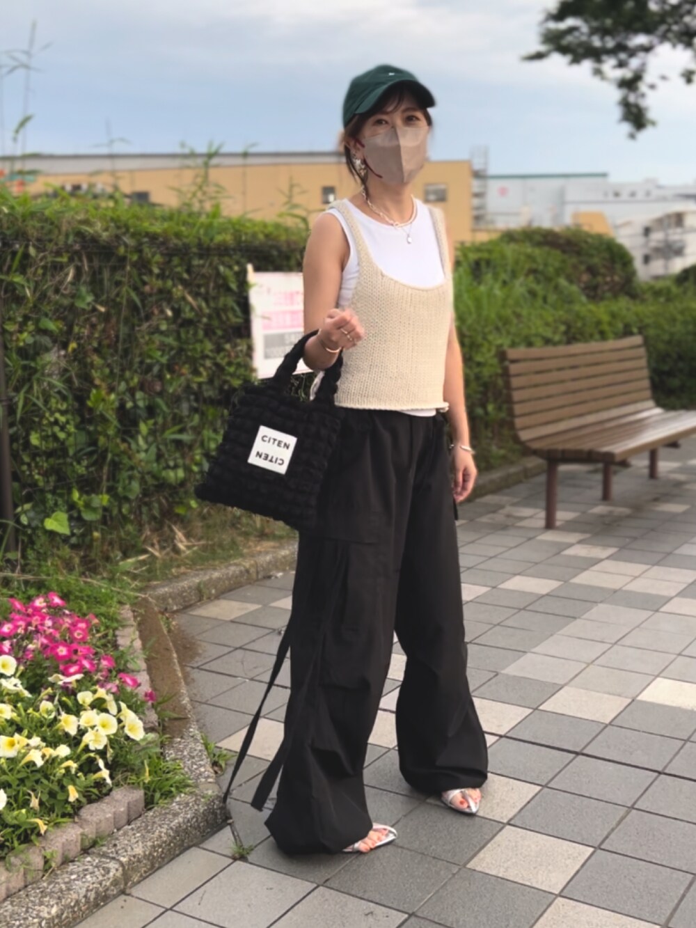 「カーゴパンツ、レイヤードスタイル、ビスチェ、ニットビスチェ、キャップ、キャップコーデ、サンダル、ミニバッグ、ミニトート、低身長コーデ、モノトーン、Tストラップサンダル、差し色、このスタイルがお気に入り」｜「NEW ERAのニューエラ キャップ 9TWENTY MICRO LOGO MLB ニューヨークヤンキース ウォッシュ加工 NEW ERA（キャップ、グリーン系）」を使った、おまゆさん（レディース・154cm）の夏コーディネートの2枚目の写真