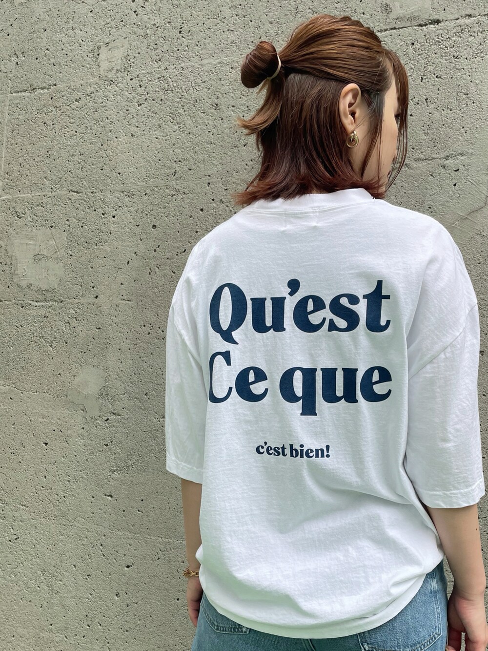 ブルー系のデニムパンツ、ホワイト系のTシャツ/カットソーを着用したレディースの春コーディネートの2枚目の写真