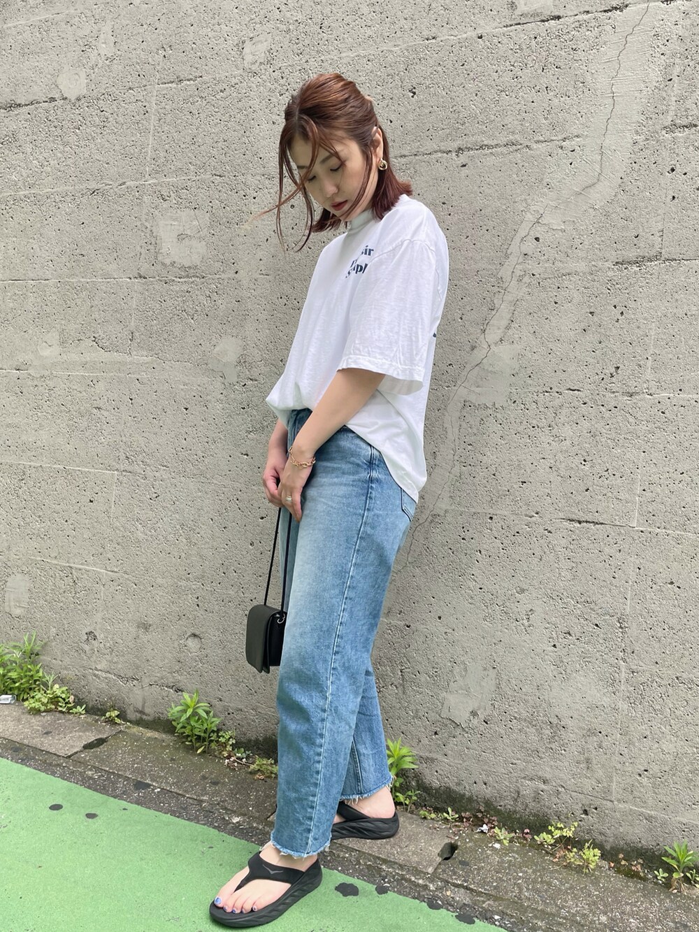 ブルー系のデニムパンツ、ホワイト系のTシャツ/カットソーを着用したレディースの春コーディネートの3枚目の写真