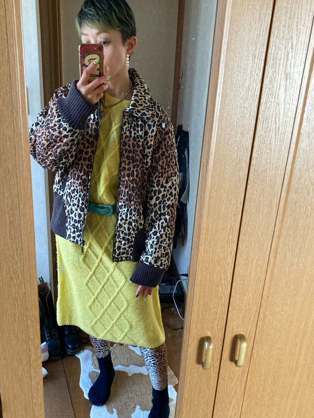 イエロー系のワンピース/ドレス、ブルー系のベルト、その他のその他を着用したレディースの冬コーディネートの2枚目の写真