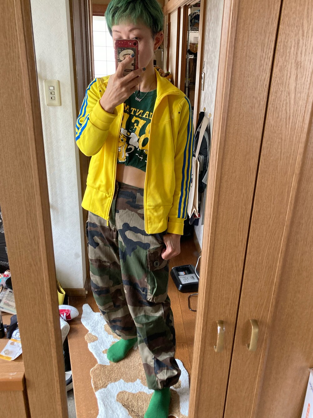 グリーン系のTシャツ/カットソー、グリーン系のパンツ、その他のその他を着用したレディースの秋コーディネートの2枚目の写真