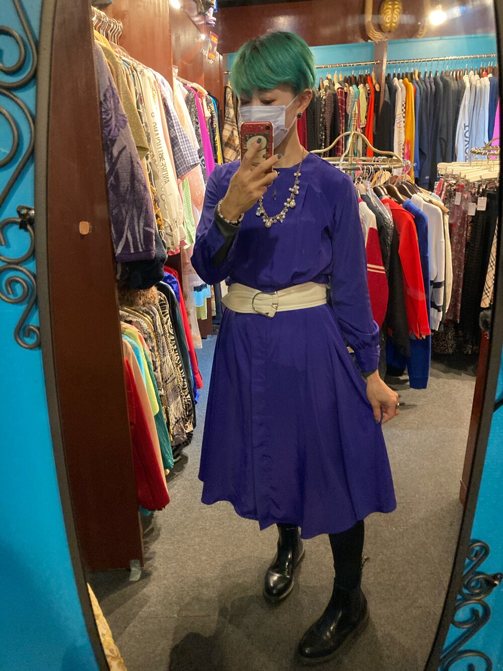 ブラック系のジャケット/アウター、パープル系のワンピース/ドレス、ブラック系のブーツを着用したレディースの秋コーディネートの2枚目の写真