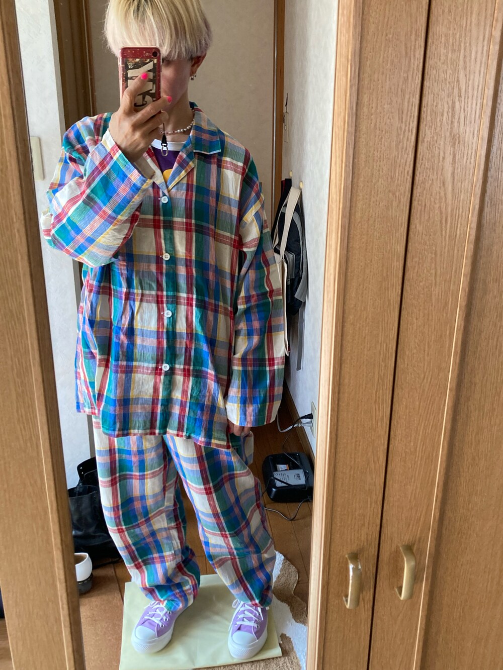 その他のトップス、その他のパンツ、ブルー系のスカートを着用したレディースの春コーディネートの2枚目の写真