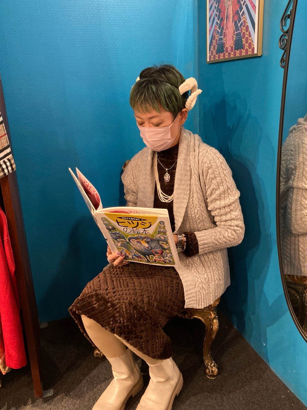 グレー系のニット/セーター、ブラウン系のワンピース/ドレス、ベージュ系のブーツを着用したレディースの秋コーディネートの2枚目の写真